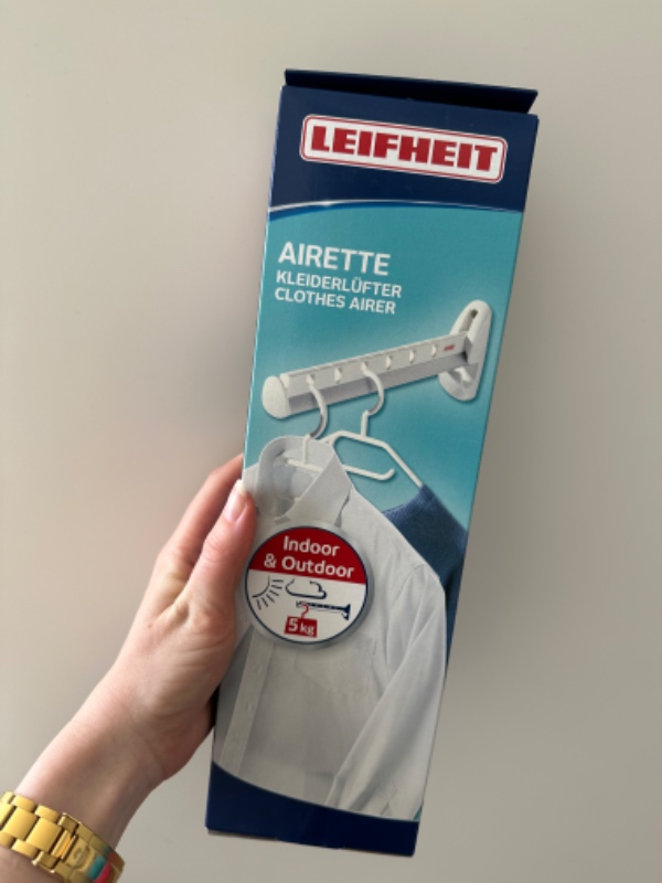 Montering af to væghængte tørrestativet, to bøjleophæng, to toiletrulleholdere og to spejle