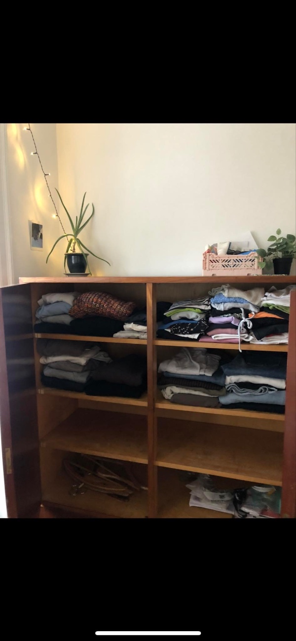 Afhentning af skab fra Frederiksberg til Østerbro. Kan bæres af to personer uden løftegrej. Ned fra 4. sal og op på 2. sal