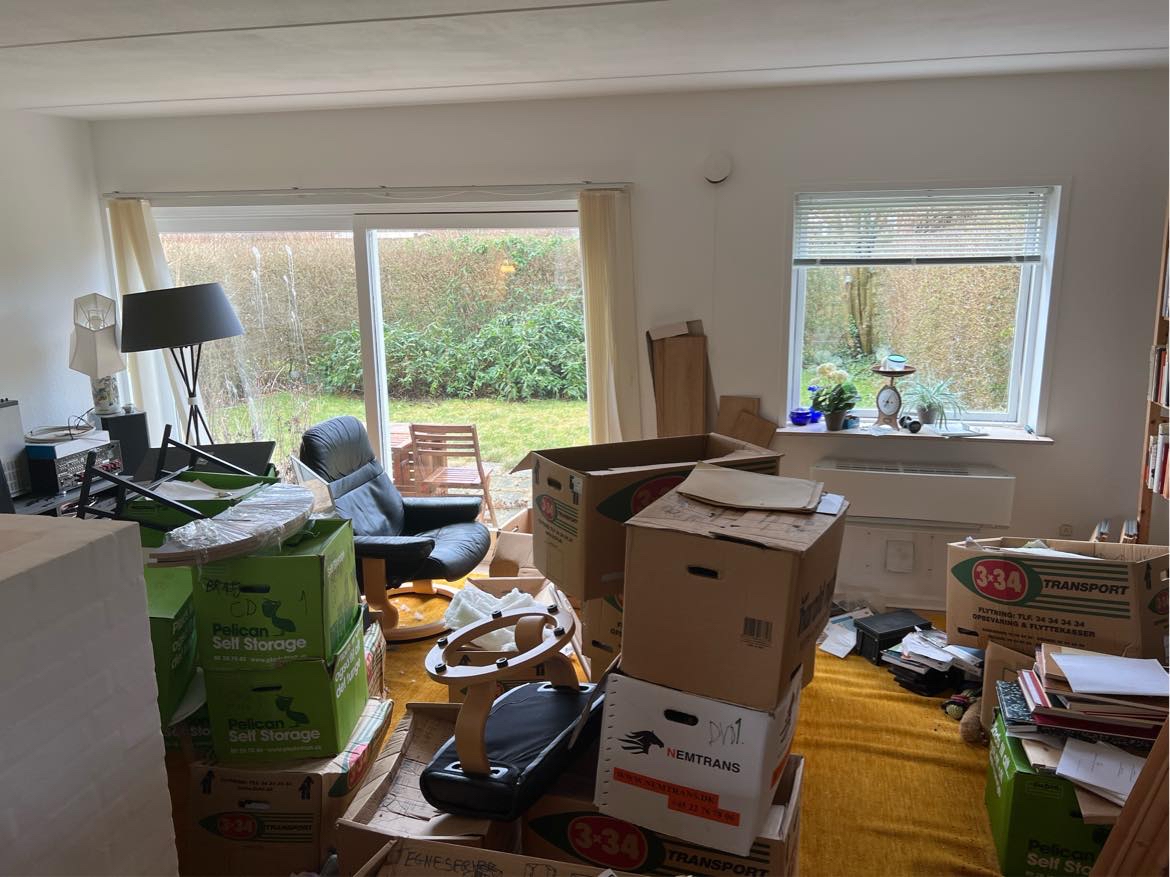 Hjælp til at komme på plads efter flytning. Samle reoler, opsætning hylder, ophængning af TV samt tømme flyttekasser. Ordne køkken og rengøre.