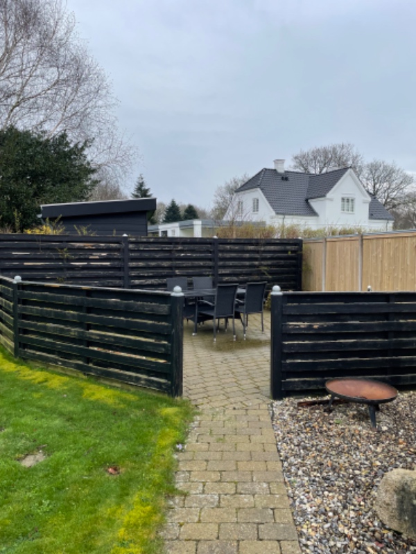 Maling af sort træværk