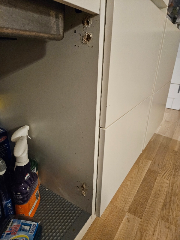 Spånplade da køkkenlåg er faldt af