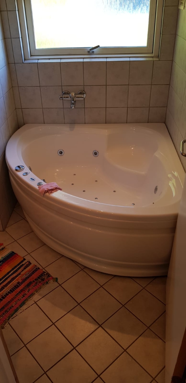 Udskifte silikonefuge i brusekabine + badeværelse.