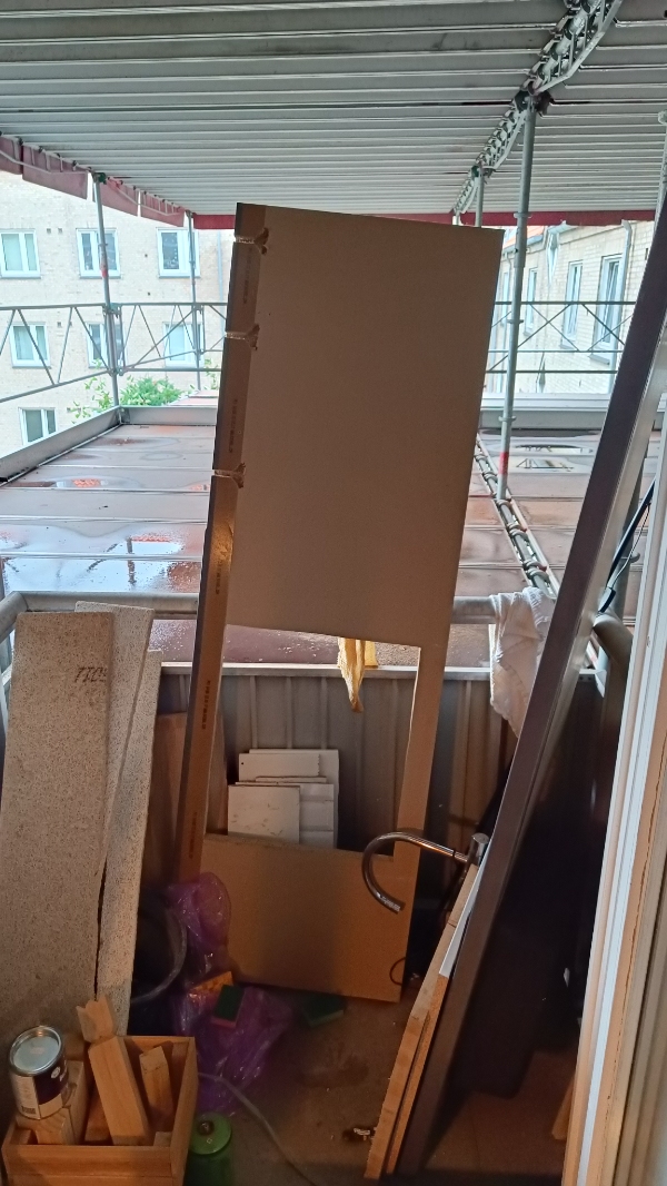 Afhentning af blandet affald. Plus 2 køkkenbordplade.