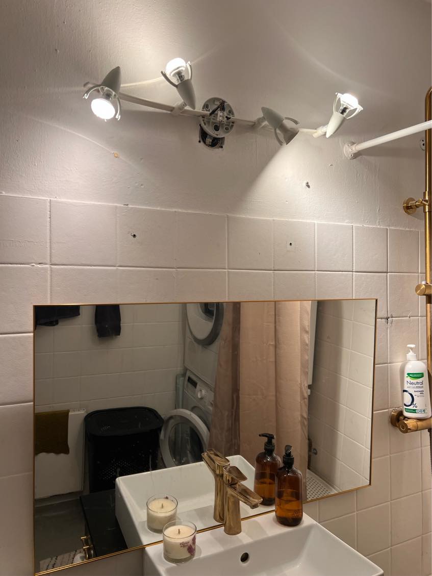 Skift lampe og ophæng af spejl på badeværelse