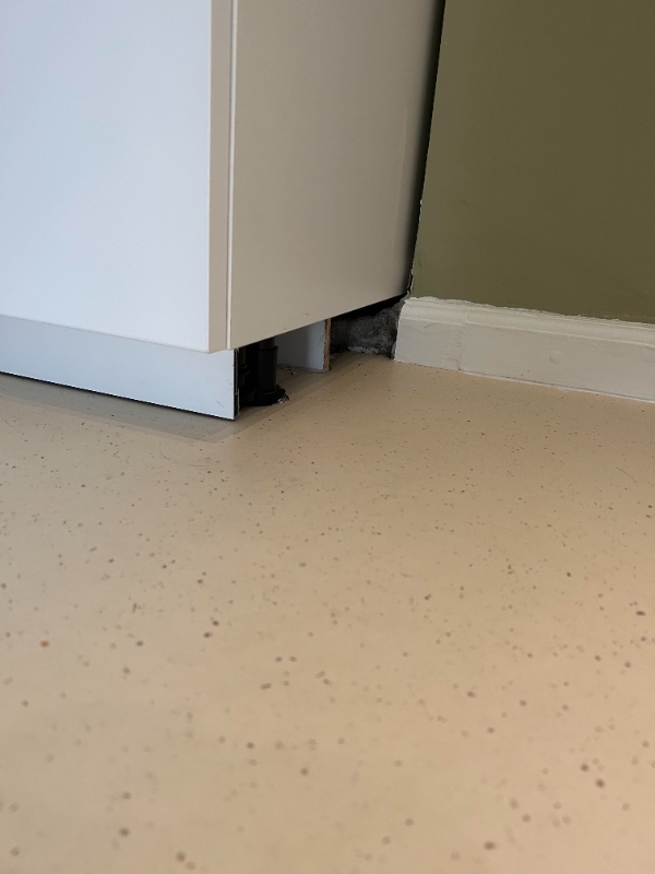Mindre køkkenrenovering: Påsætning af sokkel og udskiftning af låge til opvaskemaskine