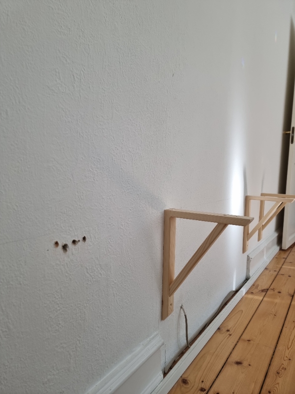 Montering af hyldeknægte til reol