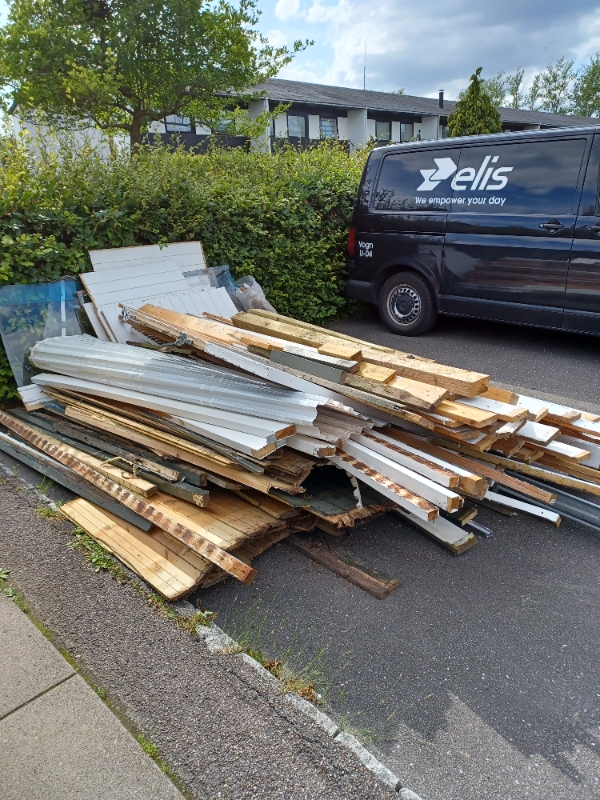 Afhentning af affald fra vej gammel udestue