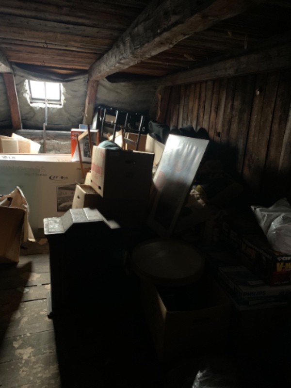 Tømt et loftsrum på ca 12 kvm på 5 sal. Tingene skal tages med.