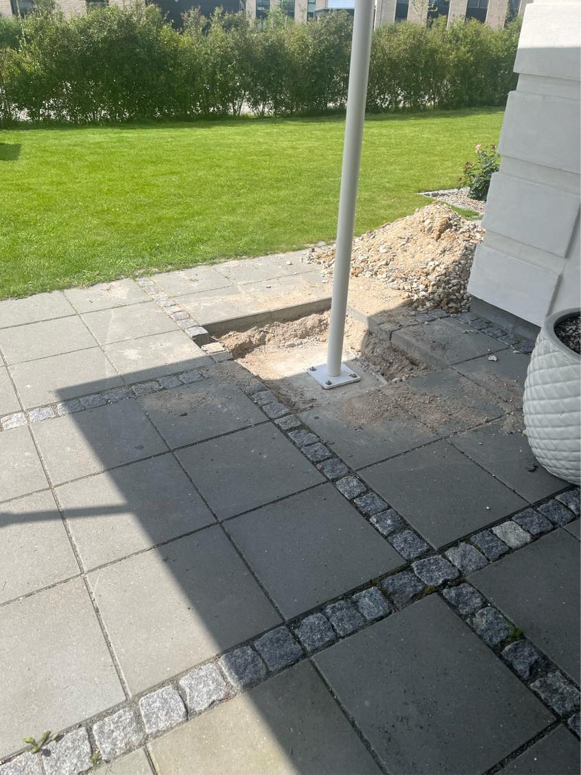 Lagt 8 betonsten og ca. 20 chaussetsten. Hurtig opgave, men vigtigt for os at det bliver gjort pænt og ordentligt, så ønsker en brolægger til opgaven.