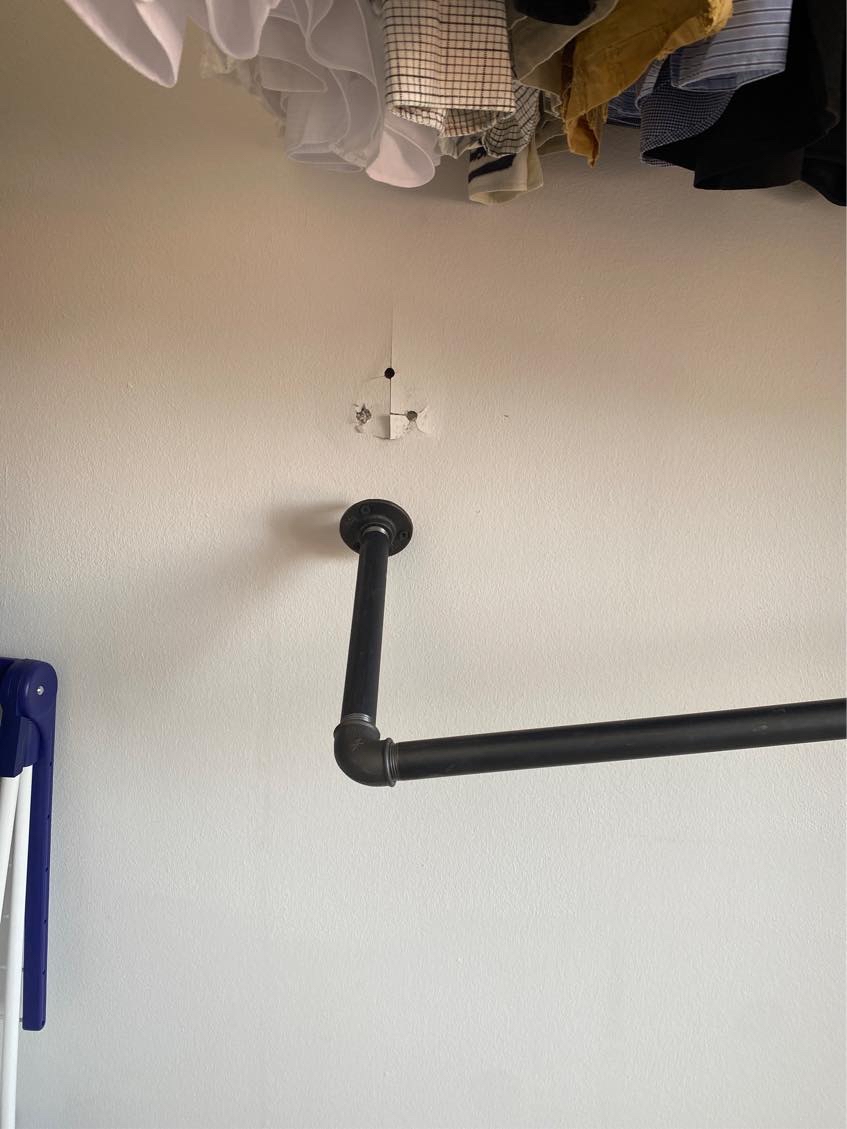 Hænge 2 bøjlestativ på væg + ordne hul i væggen.