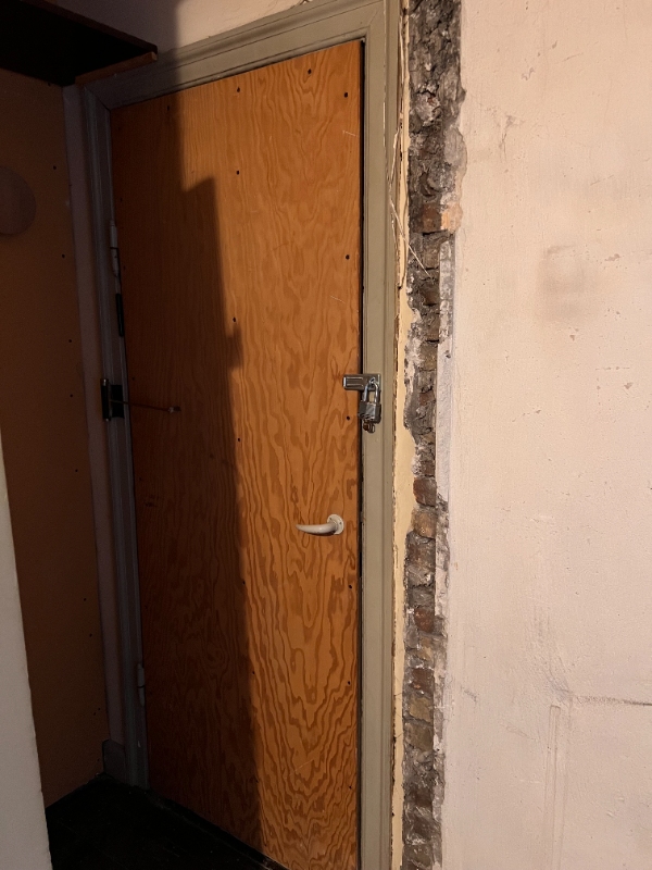 Spartling og pudsning efter fjernelse af trævægge med brandhæmmende mørtelpuds