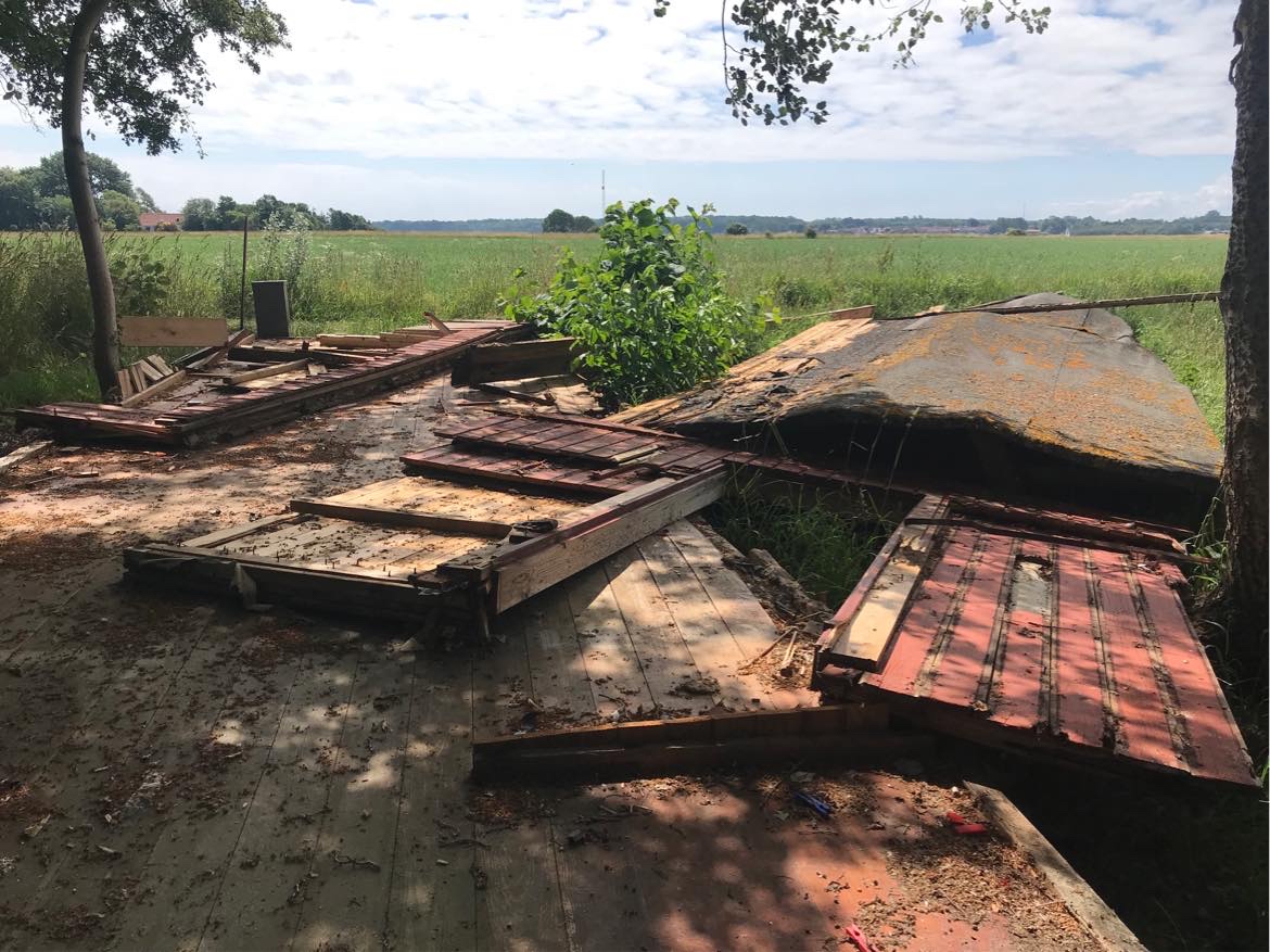 Oprydning efter nedrivning af træskur