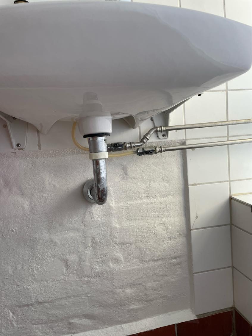 Demontering af vask på badrværelse og montering af ny vask