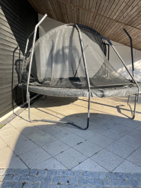 Fjernet en trampolin der er ødelagt af stormen. Den skal skilles ad og køres på genbrugspladsen.