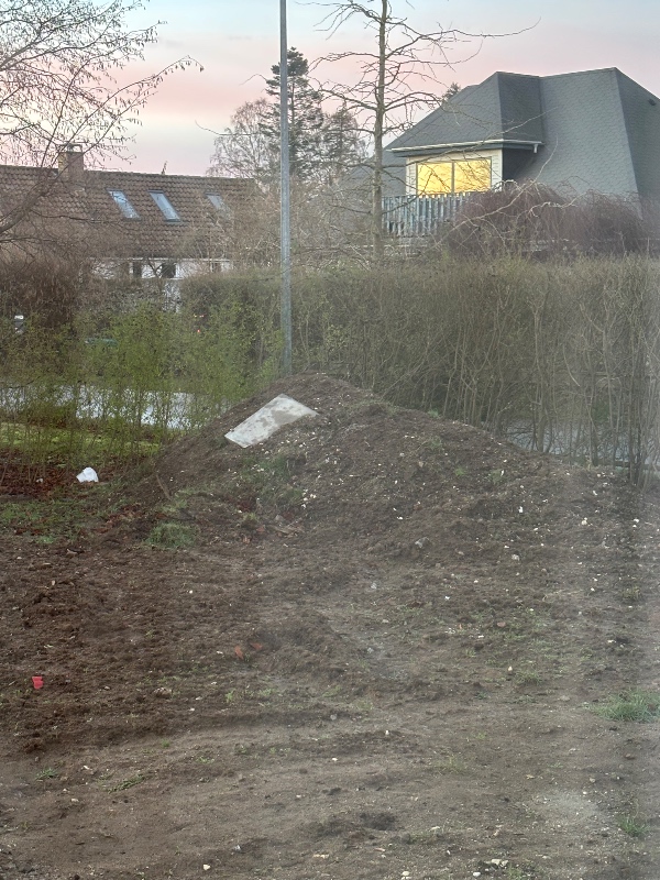 Fjernelse af jord, og restaffald fra brolægger.