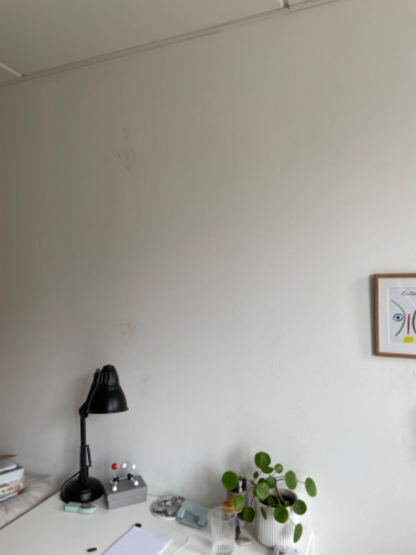 Boret fire huller i betonvæg