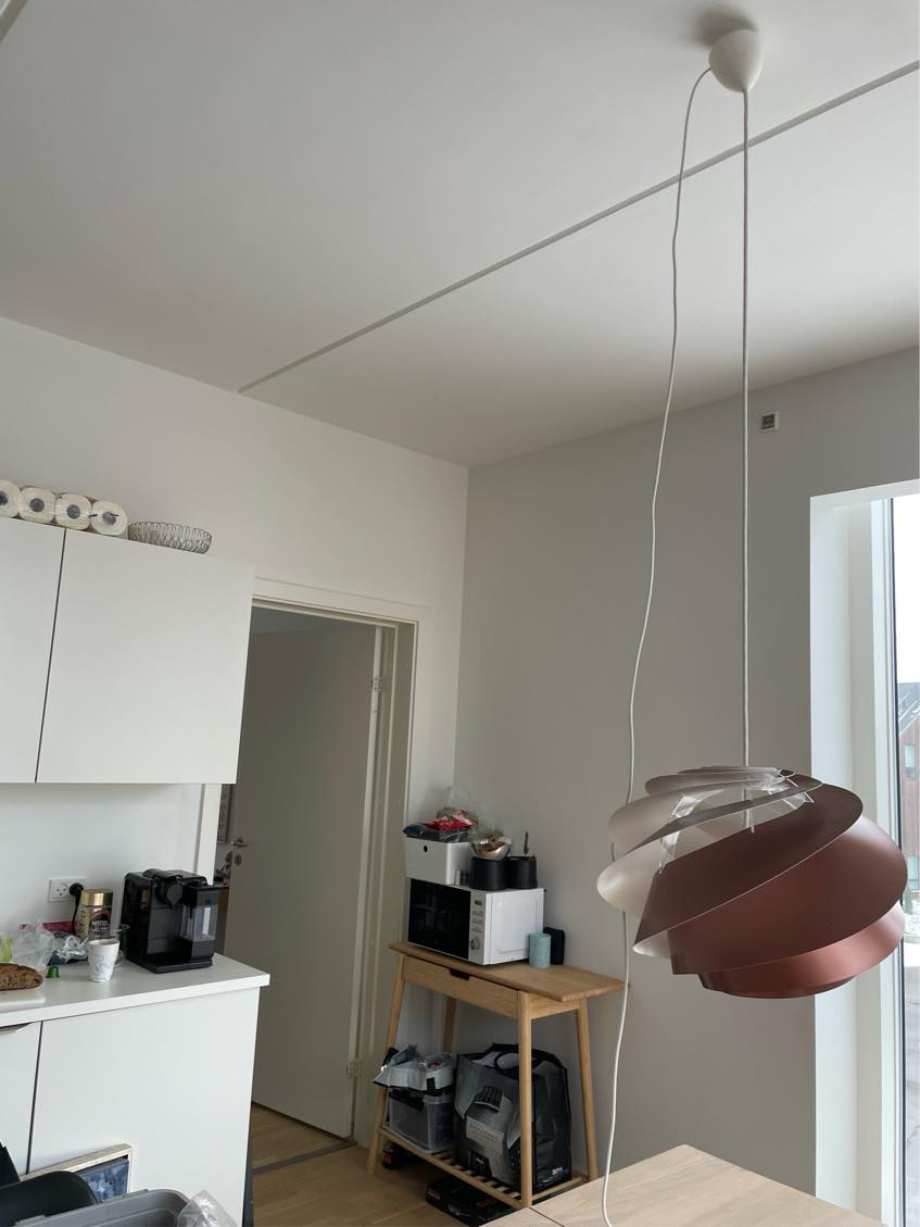 Tilslutning og højderegulering af loftslampe samt opsætning af 3 hylder