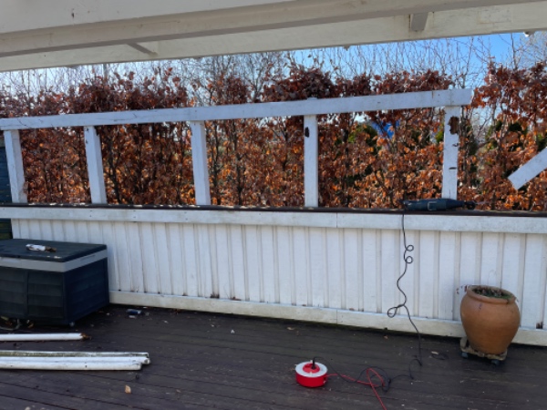 Tage rækværk + hegn ned og køre på genebugsplads