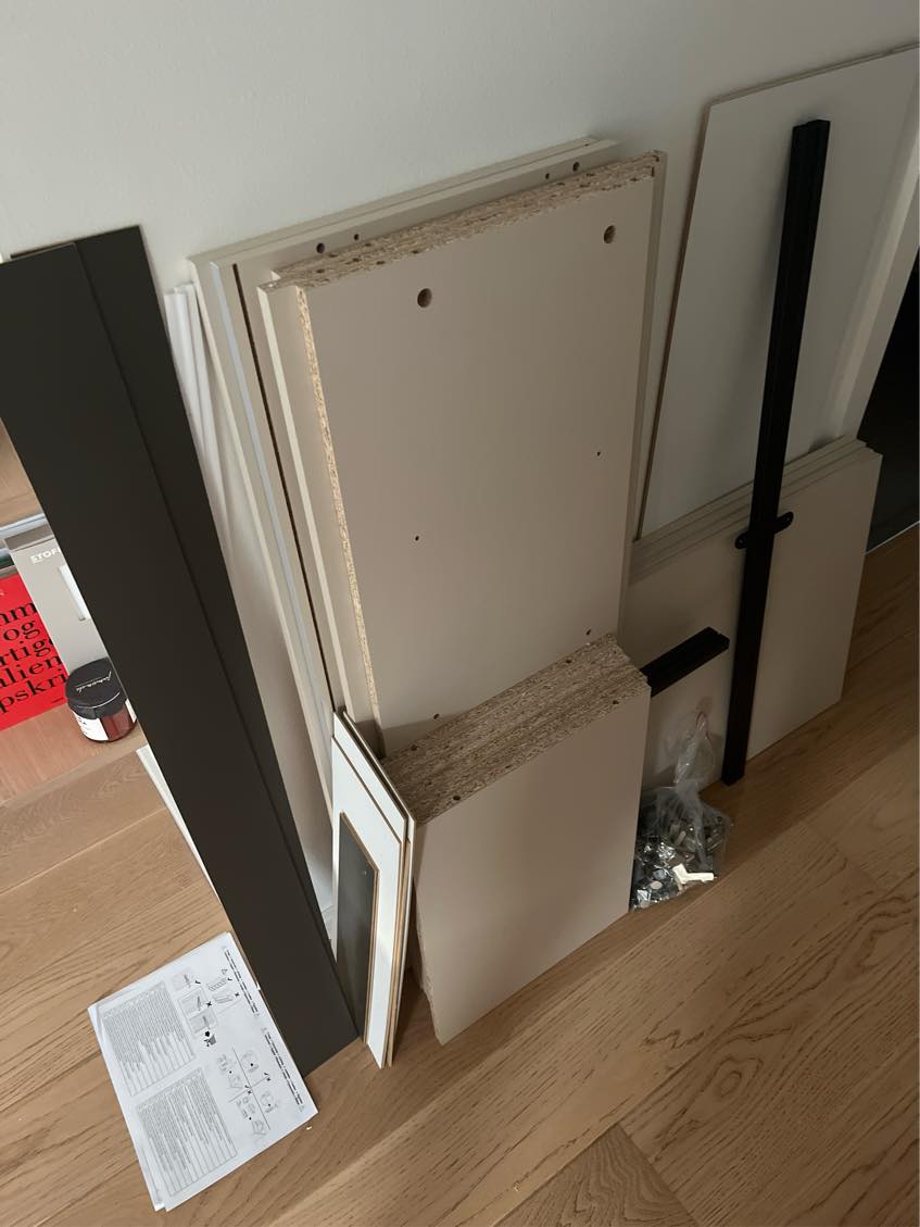 Hænge reol op, samle skab, hænge lampe op