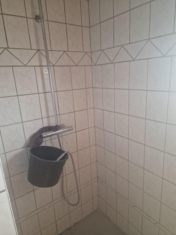 Klinker 60x60 på badeværelsegulv 7m2 samt væg i bruse niche 8 m2.