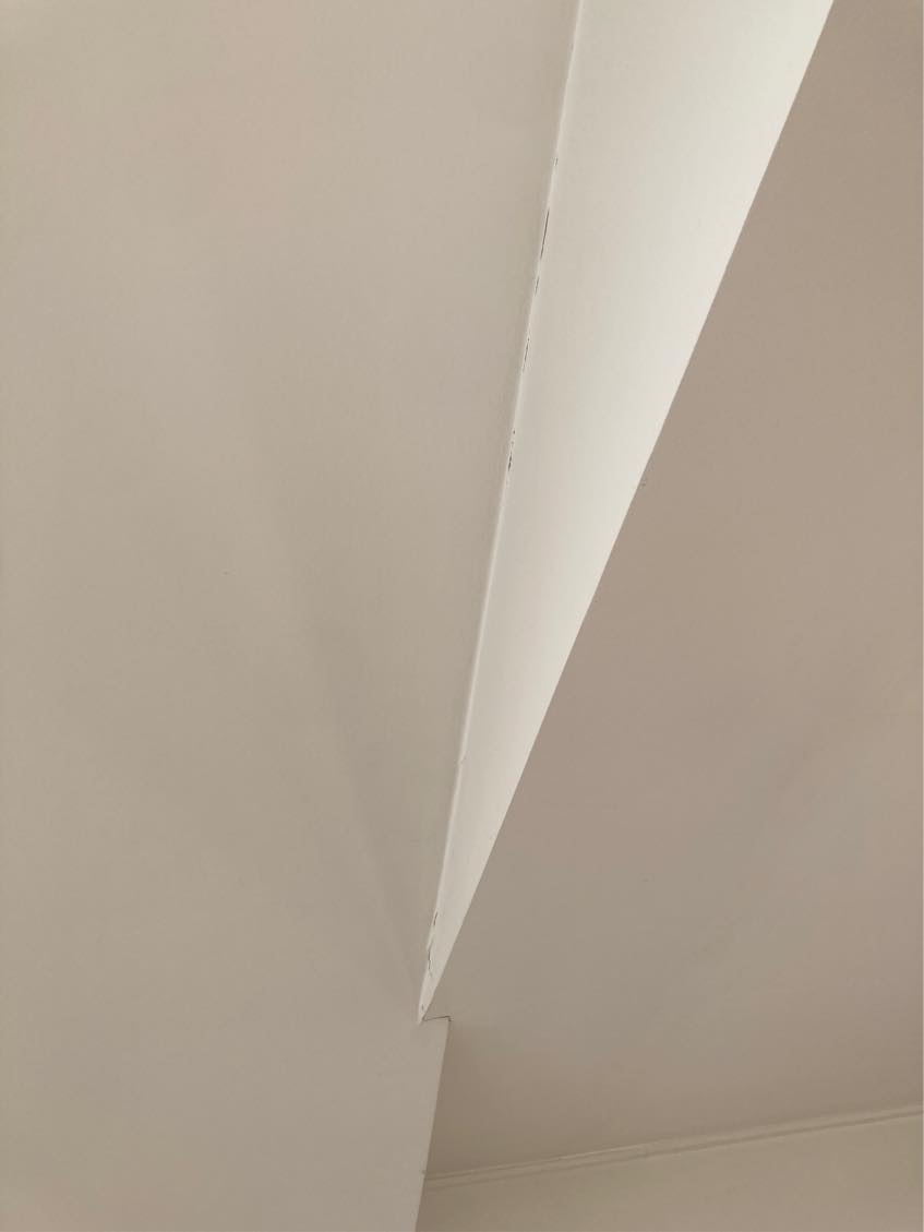 Fuge revner indendørs ved vægge/loft