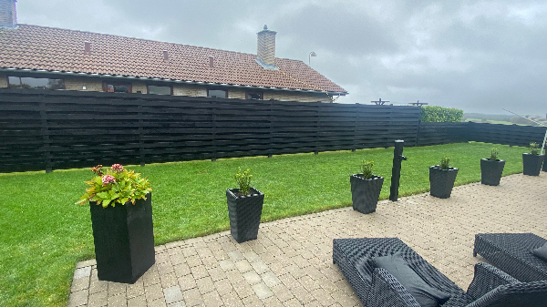 Maling af hegn rundt om huset