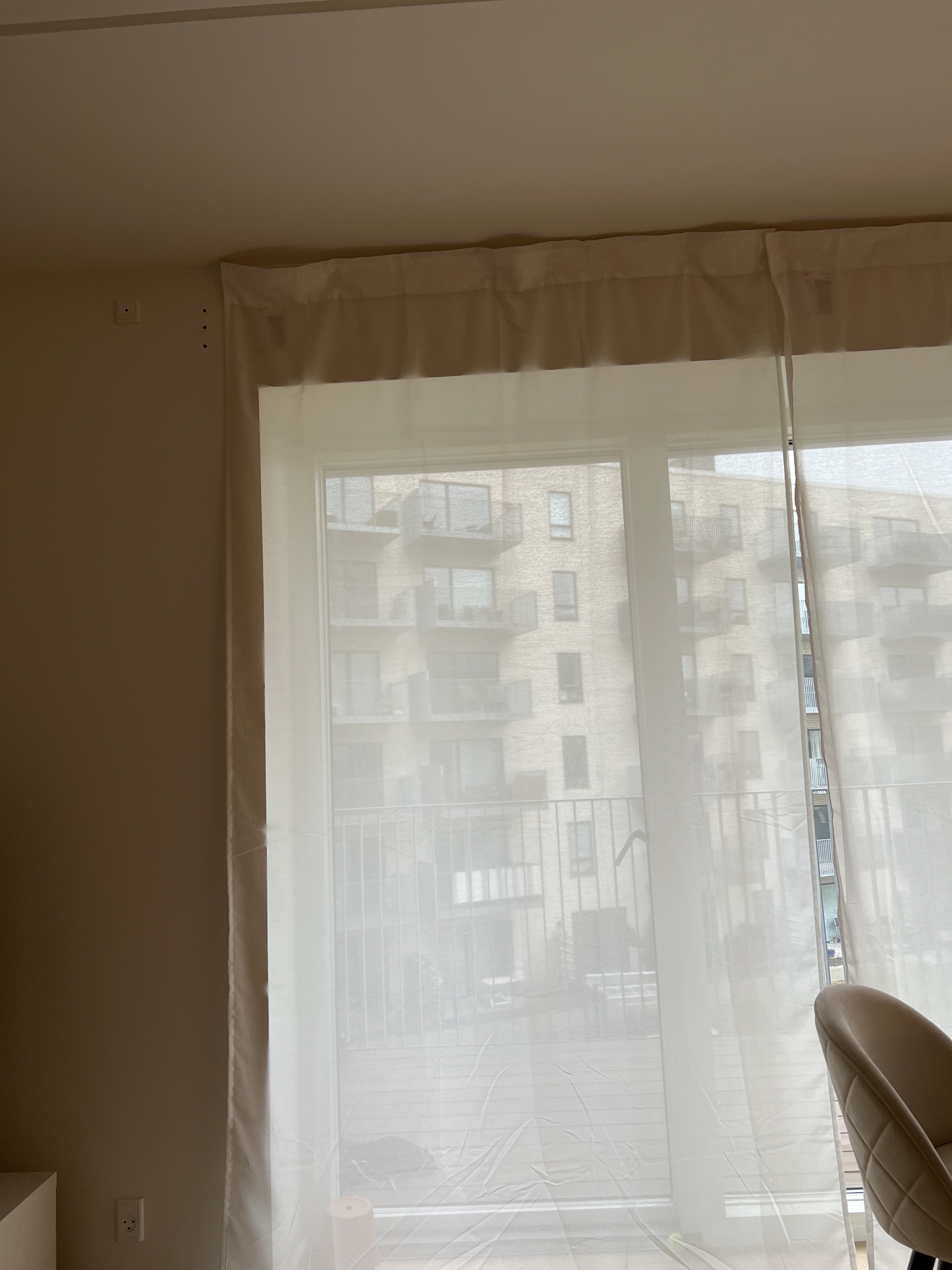 To gardiner skal sættes op (der er armeringsjern i beton væggen)