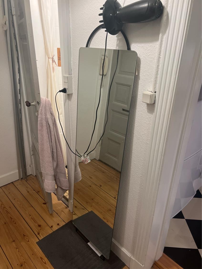 Ophæng af vinreoler og spejl