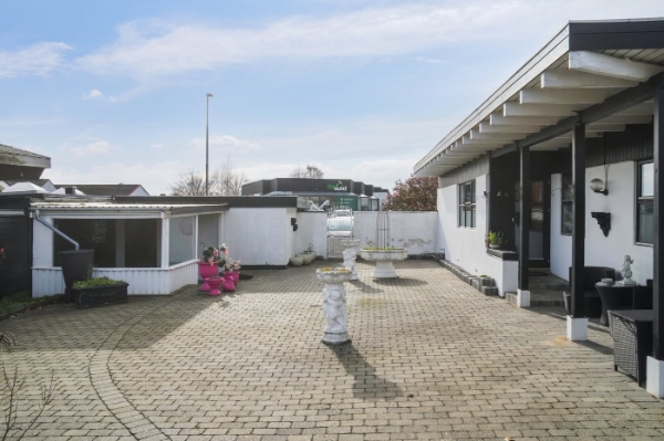 Fliselægning / anlægning af parkeringsplads på en 566m2 grund med et hus på 110m2.