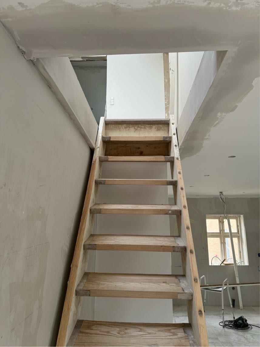 Indstalleret trappe og få den slibt