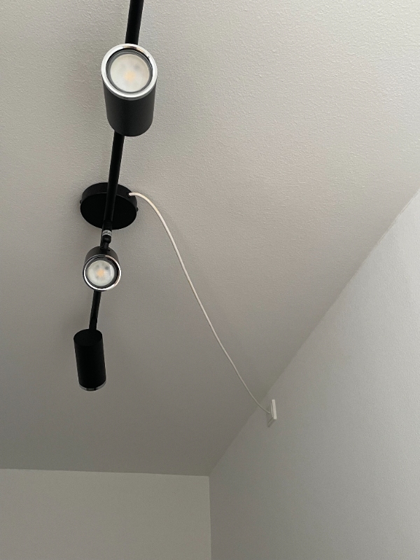 forlængelse / udskiftning af ledninger og sat pænt op på væggene