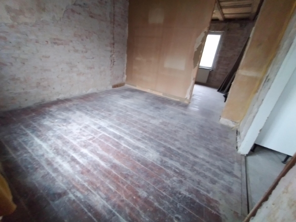 Brække/skære trægulv op og aflevere på genbrugsplads