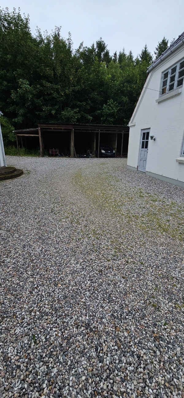 Fjerne ukrudt på gårdsplads