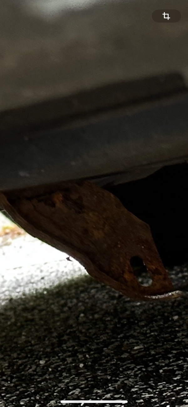 Metal hænger ned under bil