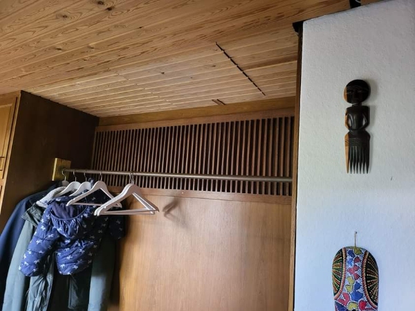 Sætte skab fast til væg