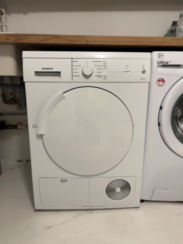 Afhentning af tørretumbler i kælder