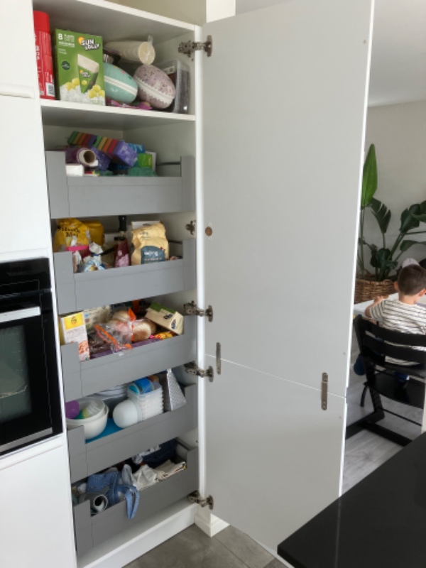 Skiftet nogle hængsler på en køkkenlåge og ha jiusteret nogle andre. Hængt et TV op.