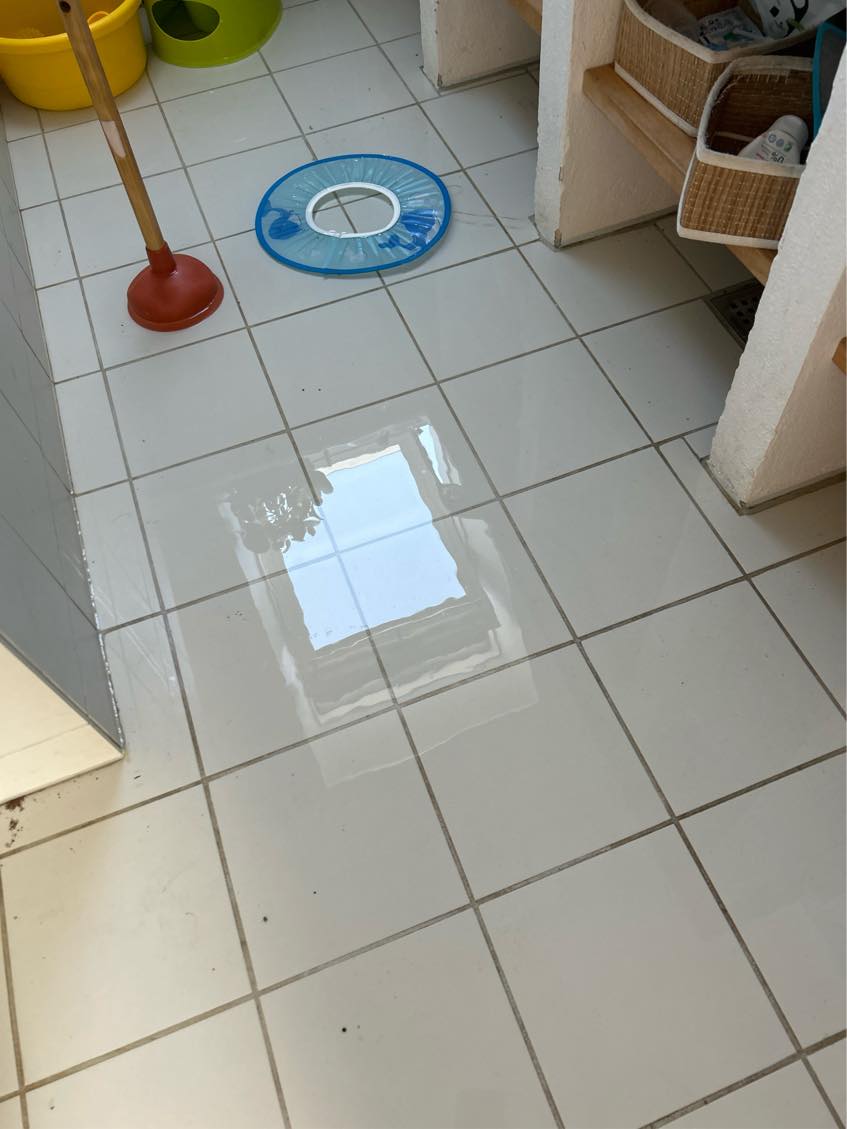 Stoppet afløb på badeværelse