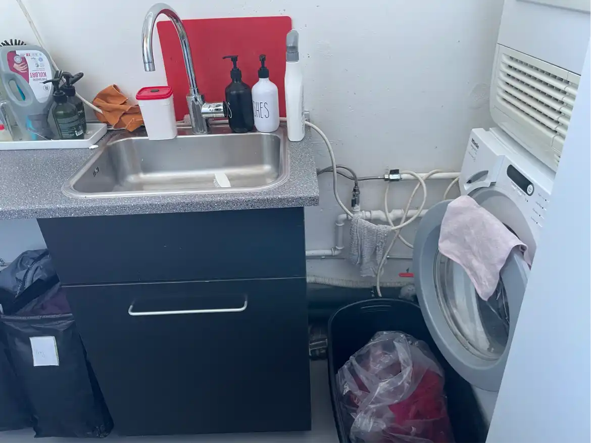 Forkortet og rykket bord med vask til at lave plads til at flytte vaskemaskine