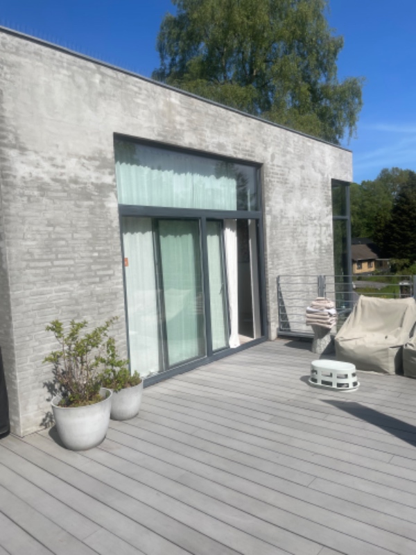 Opsætning af solsejl på terrasse