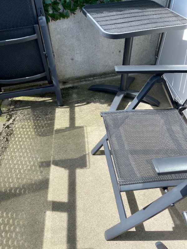 renset min altan med betongulv for alger