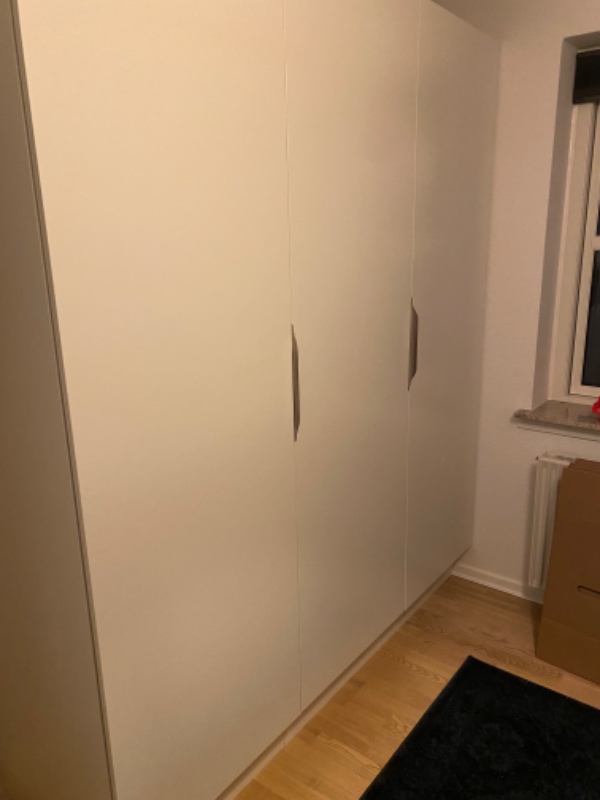 Opsætning af 3 klædeskabe der er samlet. Skal på sokkel.