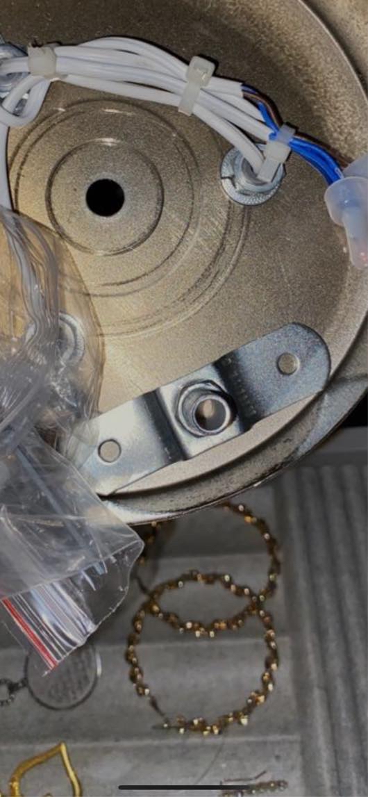 2 skruer skal skrues i loftet så denne lampe kan komme op. + 2 skruer skal skrues i væggen til billeder (OBS beton vægge+Loft)