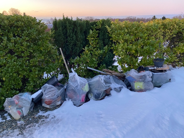 kørt haveaffald, krukker mv væk