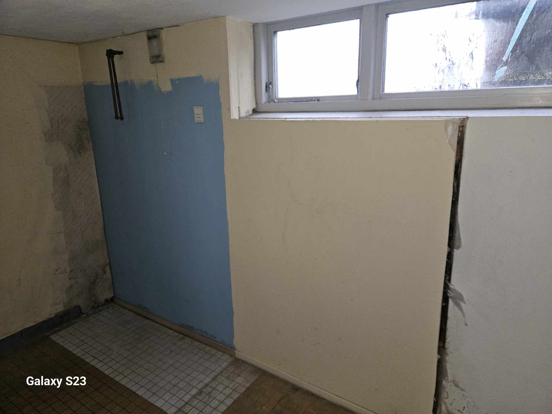 Fjerne trævæg som har strømstik i.