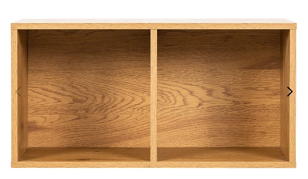 Opsætning af et mindre væghængt reolsystem på en betonvæg