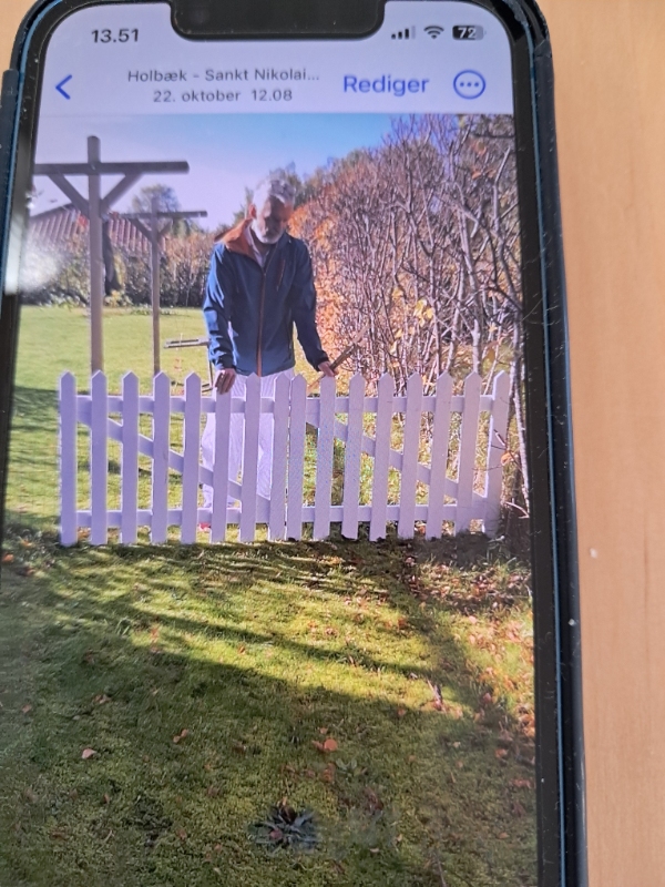 Udendørs skraldestativ til 4 spande og opsætning af ca 6 m. hegn