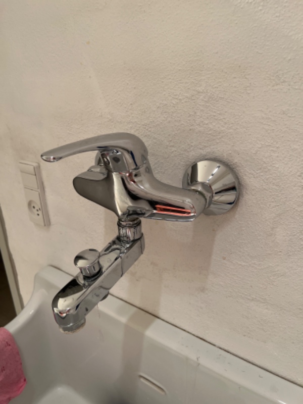 Vandhane i bryggers drypper