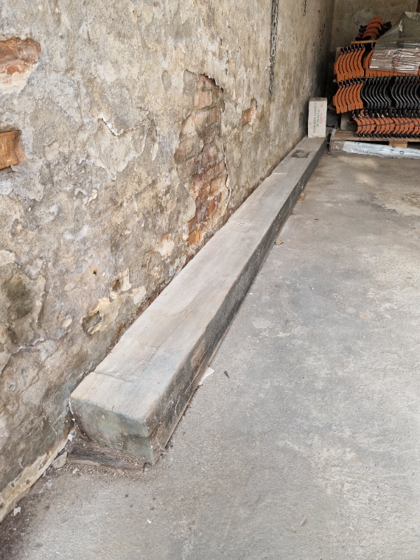 Afhentning af træbjælke og andet affald