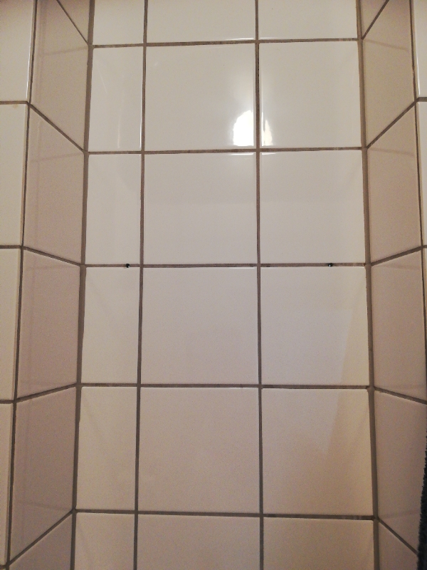 U formet badeforhængsstang skal hænges op.3 hylder skal bores op i fuge med 4 skruer til hver.